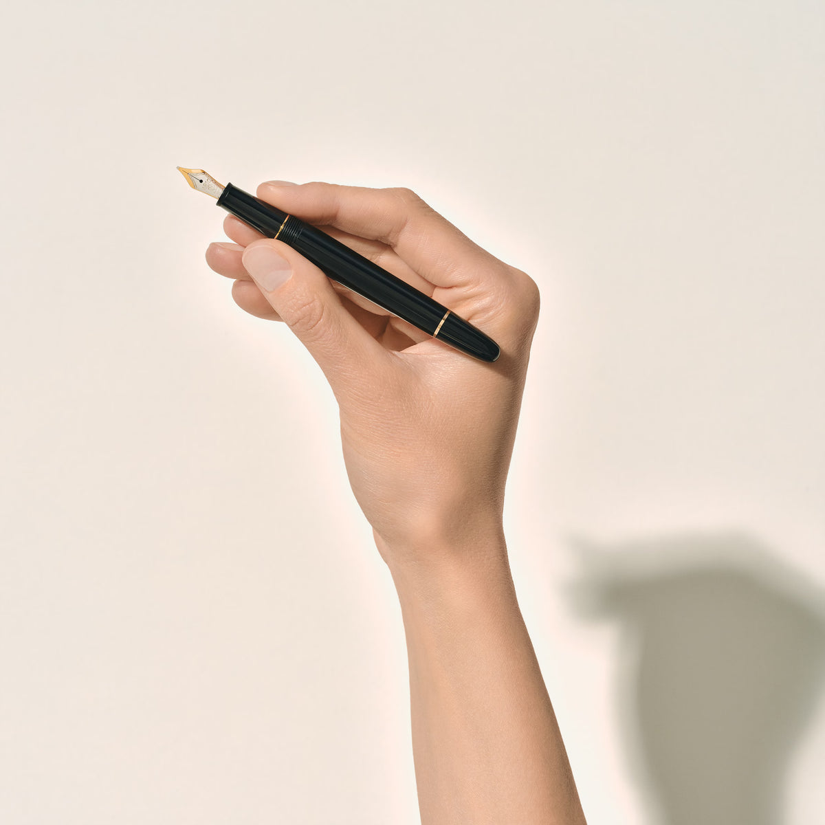 Montblanc Meisterstück Classique Pluma Estilográfica con Revestimiento en Oro (M)